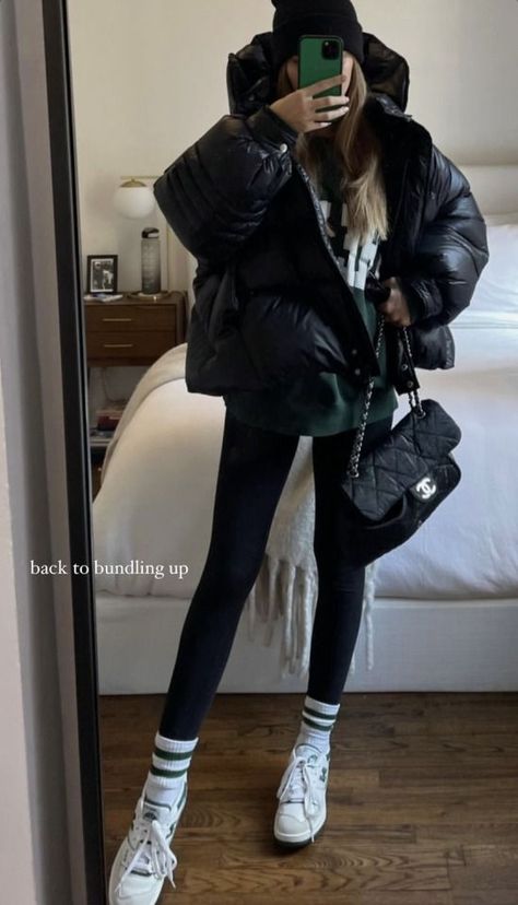 Puffer Jacket Style, Comfy Outfits Winter, Ny Outfits, Look Legging, Winter Fashion Outfits Casual, Daily Outfit Inspiration, Stylish Summer Outfits, Cold Outfits, Cold Weather Outfits