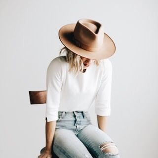 Mysterious Beauty, Gigi Pip, Brown Hat, Model Pose, Mode Boho, Looks Street Style, Outfits With Hats, Mode Inspo, Mode Inspiration