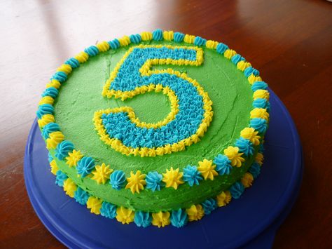 5th Birthday Cake. Simple easy buttercream number 5 piped ontop Buttercream Number Cake, Number 5 Birthday Cake, Birthday Cake Minecraft, 5 Birthday Cake, Birthday Cake Simple, Easy Birthday Cake Recipes, Cake Minecraft, Candyland Cake, Strawberry Birthday Cake