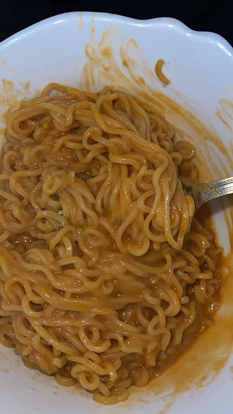 Noodles Pic, Buldak Ramen, Indian Fast Food, Snap Ideas, Spicy Noodles, Vegetarian Snacks Recipes, Quick Recipes Snacks, Hand Photo, Food Carving