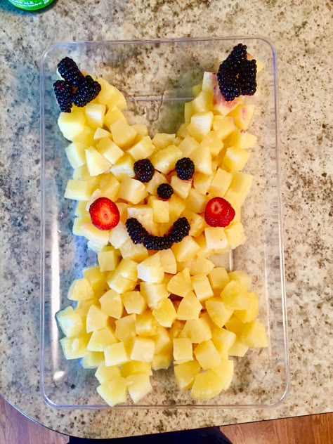 Pikachu Fruit Platter, Pokemon Theme Snacks, Pikachu Party Food Ideas, Pokemon Fruit Tray, Pokemon Veggie Tray, Pokemon Party Snacks, Pokemon Snacks Ideas, Pineapple Fruit Tray, Pokemon Food Ideas