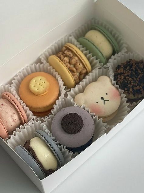 Cookie Macarons, Macarons Aesthetic, Tiramisu Ice Cream, Pastel Macarons, Sweet Cafe, Colorful Desserts, Icing Frosting, Cupcake Icing, Cute Baking