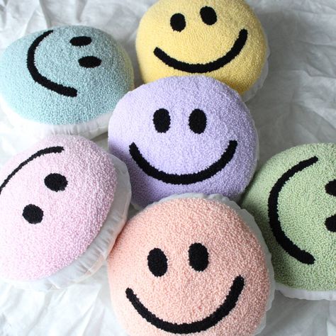 Face Punch, Smiley Face Pillows, Punch Needle Cushion, Preppy Pillows, Face Cushion, Green Punch, Needle Cushion, Retro Bed, Belly Basket