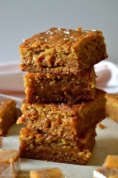 Caramel Tray Bake, Caramel Blondies Recipe, Salted Caramel Bars Recipe, Salted Caramel Blondies, Salted Desserts, Salted Caramel Blondies Recipe, Gooey Recipes, Caramel Blondies, Salted Caramel Desserts