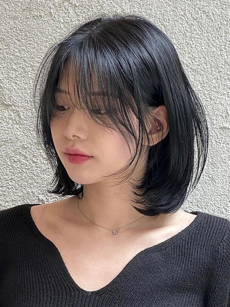 Korean wispy bangs for layered bob Minimal Styling Haircuts, Short Haircuts For Straight Hair Women, Korean Haircut Short Woman, Straight Haircuts Short, Long Bob Bangs Hairstyles, Short Layered Hair With Curtain Bangs Asian, Short Hair Ideas For Thick Hair, Short Layered Haircuts Unstyled, Layer Oval Haircut Short