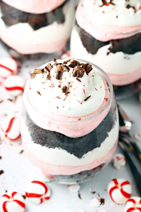 Peppermint Mousse, Chocolate Peppermint Cheesecake, Lemon Cheesecake Mousse, Cheesecake Parfait Recipes, Delicious Holiday Desserts, Peppermint Recipes, Cookies And Cream Cheesecake, Chocolate Crumbs, Cheesecake Parfaits