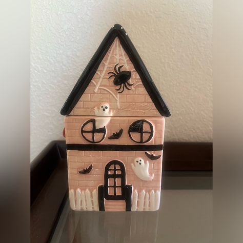 Nwt Pink Ghosts House Candy Jar Ceramic Haunted House Pink And Black Halloween Spooky Birdhouse, Pink And Black Halloween, Jar Ceramic, Ghost House, Halloween Clay, Halloween Haunted House, Valentines Crafts, Inspiration Painting, Candy Jar