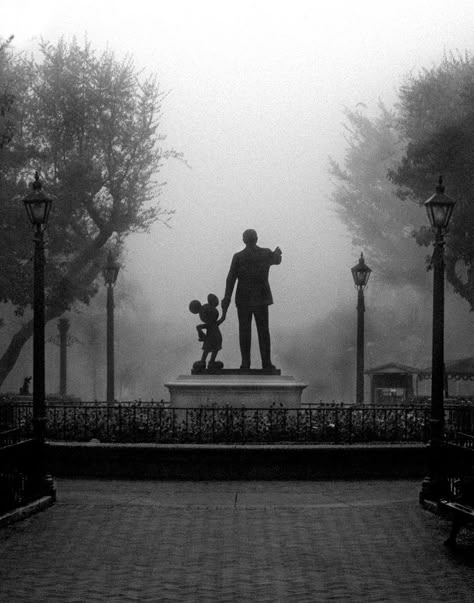 Walt & Mickey Disney Parque, Images Disney, Retro Video, Disney Life, Happiest Place On Earth, Disney Dream, Disneyland Resort, Disney Fun, Magical Places