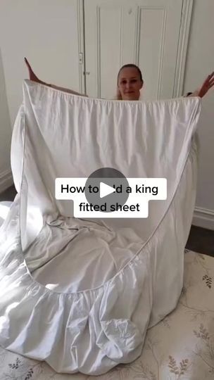 Effective Spaces, Konmari Folding, Folding Fitted Sheets, Housekeeping Tips, House Organisation, Homemade Cleaning Solutions, Folding Laundry, Creative Shot, Bedroom Renovation