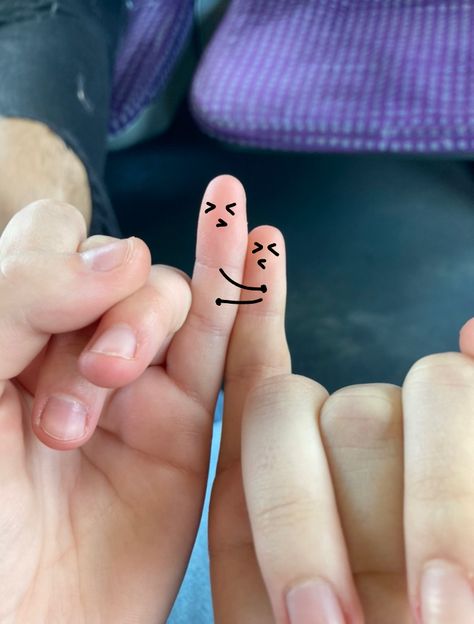 Hands Pic With Friends, Hand Poses For Best Friend, Hand Poses With Friends, Friendship Hands Pictures, Best Friend Hand Pic, Draw Fingers, Finger Picture, Finger Emoji, Finger Image