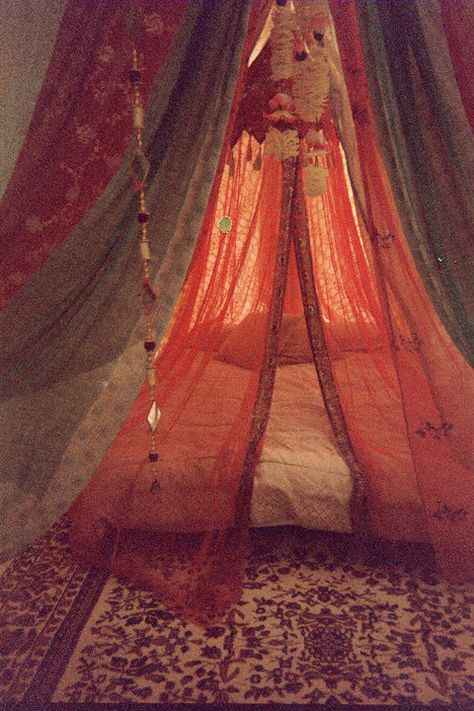 рjʍ Bed Peace, Red Tent, Bed Canopy, Deco Boheme, Bohemian Bedroom, Canopy Bed, Dream Rooms, Bohemian Home, Dream Bedroom