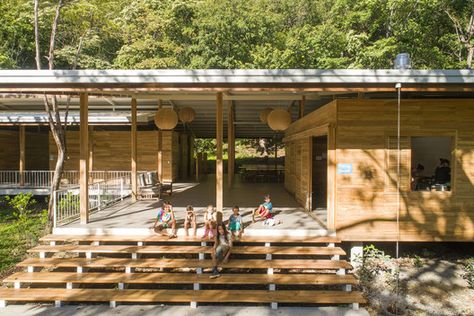 Casa de las Estrellas Waldorf School / Salagnac Arquitectos | ArchDaily Sustainable Schools, Wood School, Nature School, Waldorf School, Green School, Waldorf Education, Curved Walls, Roof Structure, Education Architecture