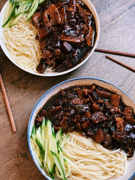 Black Noodles Korean, Korean Food Jajangmyeon, Jajjangmyeong Aesthetic, Jajjangmyeong Korea, Jajamyeon Noodles, Delicious Korean Food, Korean Jajangmyeon, Dinner Table Food, Noodle Korean