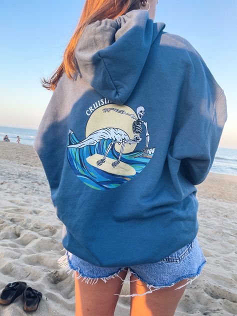 Sweatshirt with a picture of skeleton surfing with Cruisin' text over sunset. Skeleton Hoodie, Fashion Art Prints, Hoodie Outfit, Blue Hoodie, Model Pictures, Perfect Shirt, Nicaragua, Honduras, Sweatshirt Fashion