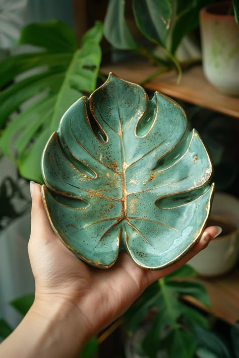 Leaf Clay Art, Leaf Pottery Ideas, Ceramics Inspired By Nature, Ceramic Flower Bowl, Pottery Sets Ideas, Ceramic Decoration Ideas, Functional Clay Projects, Air Dry Clay Leaf, Air Dry Clay Bowl