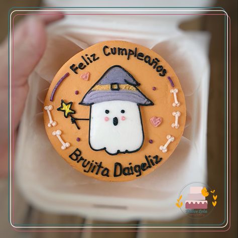 Follow us:
dulcelolacake - instagram
Dulce Lola - Facebook Halloween Bento Cake, Halloween Royal Icing Cookies, Halloween Royal Icing, Pasteles Halloween, Minimal Cake, Spooky Birthday, Halloween Birthday Cakes, Cake Halloween, Pastel Cake