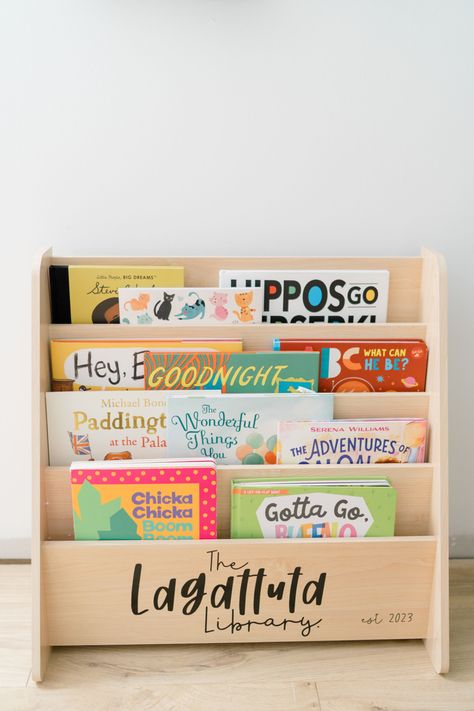 Baby Library Ideas, Baby Book Shelf Ideas, Diy Nursery Bookshelf, Diy Nursery Bookshelves, Baby Book Shelf, Library For Kids, Baby Library, Baby Bookshelf, Library Shelf