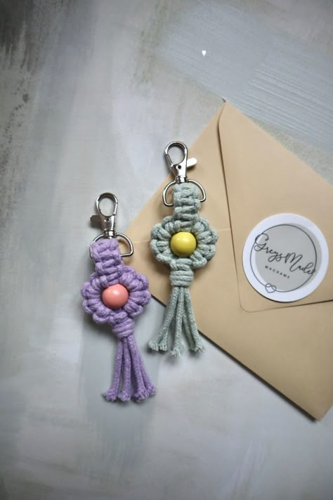 Easy, but super cute. Macrme flower keychain Macrame Key Chains With Beads, Macrame Flower Keychain Tutorial, Macrame Keychain Diy Easy, Easy Macrame Keychain, Diy Macrame Flower, Macrame Flower Keychain, Easy Keychain, Keychain Diy Easy, Macrame Keychain Tutorial