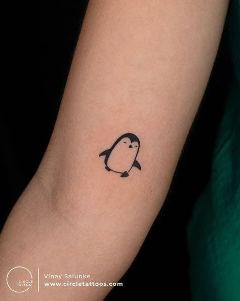 Small Penguin Tattoo, Simple Penguin Tattoo, Penguin Tattoo Ideas, Chris Tattoo, Small Penguin, Snow Tattoo, Mum Tattoo, Penguin Tattoo, Women Circle