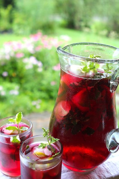 Hibiscus Mint Herbal Iced Tea // High in anti-oxidant bioflavanoids, Hibiscus has been the study of many recent studies for its anti-inflammatory, cardio-protective, neuroprotective, and hepatoprotective qualities // Blog Castanea by the Chestnut School of Herbal Medicine // Herbal Iced Tea, Sun Tea Recipes, Sun Tea, Healing Recipes, Iced Tea Recipes, Hibiscus Tea, Apple Cranberry, Brewing Tea, Ice Cubes