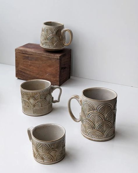 Art Deco Mug, Diy Clay Stamps, Slab Mug, Large Mugs, Dishes Ideas, Diy Pottery Painting, Cup Decorating, Pottery Patterns, Clay Stamps