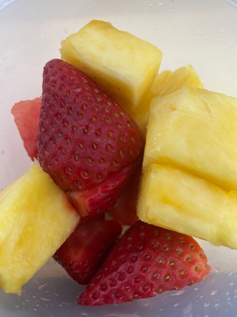 Pineapple and strawberries #healthylifestyle#healthysnack #eatgoodfood Summer Fruit, Strawberries, Healthy Lifestyle, Pineapple, Good Food, Fruit, Quick Saves