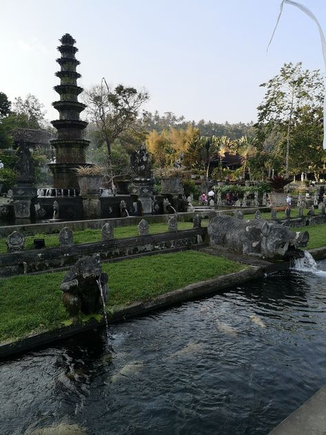 The temple suspended in the water of Tirta Gangga Photo Japon, Tirta Gangga, Temple Bali, Gili Island, Surf School, Welcome Drink, Kite Surfing, The Temple, Public Transport