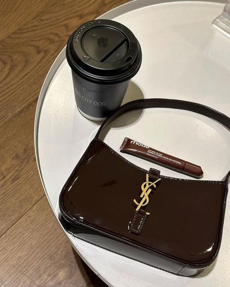 Jenny (@jennybvby) • Instagram photos and videos Ysl Handbags, My Style Bags, Classy Aesthetic, Fancy Bags, Bags Aesthetic, Pretty Bags, Brown Aesthetic, Brown Bags, Cute Bags