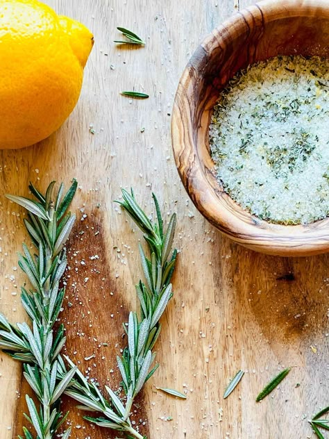 Rosemary Salt - Aubrey's Kitchen Rosemary Salt Recipe, Homemade Christmas Gifts For Friends, Diy Homemade Christmas Gifts, Flavored Salts Recipes, Easy Handmade Gift Ideas, Flavored Salt, Infused Salt, Homemade Christmas Gift Ideas, Rosemary Salt