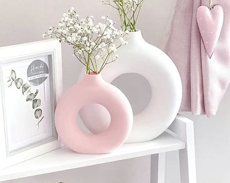 🤍The donut vase is a unique and modern take on the classic vase design. The flat lip of the donut allows for easy arrangement of your favourite dried flowers. This is what we love about the modern design, it’s simple enough that it can be used for any interior decor but interesting enough to grab attention. Luxury House Accesories, Vintage Maximalist Decor, Flat Vase, Donut Vase, Vase Minimalist, Vase Deco, Pastel Home Decor, Sprinkle Baby Shower, Cerámica Ideas