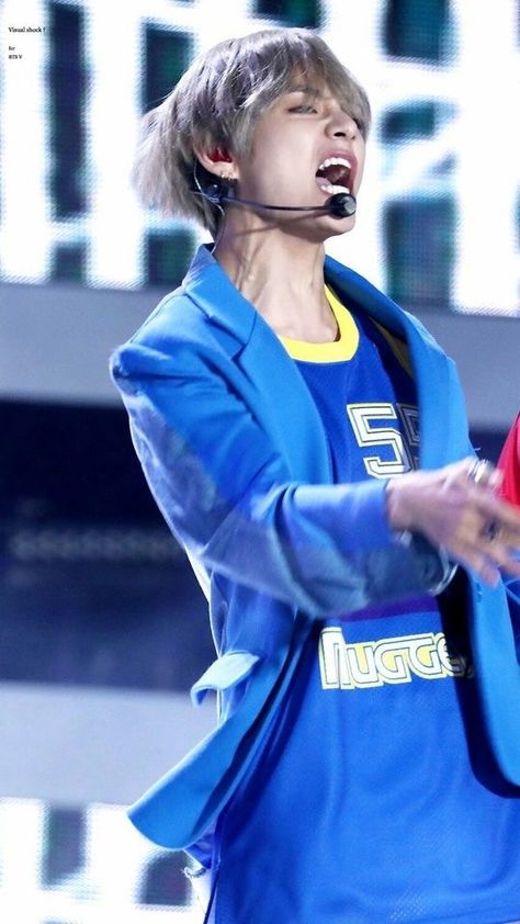 look at those necK VEINS IM SCREECHING Taehyung Veins, Neck Veins, Daejeon, Young Men, Worldwide Handsome, I Love Bts, Fan Fiction, Daegu, V Taehyung