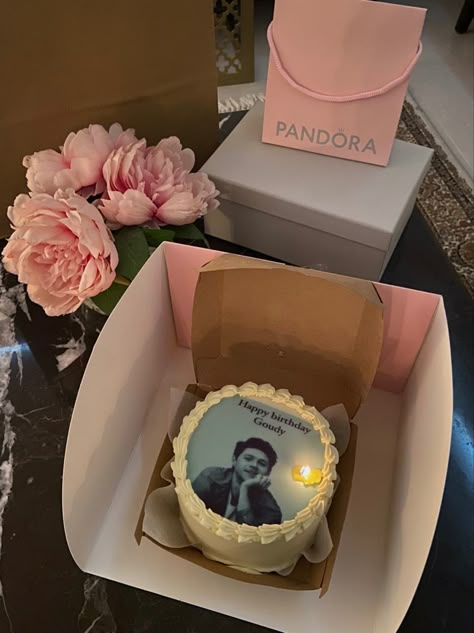 Niall Horan Cake Ideas, Niall Horan Birthday Cake, 19th Birthday Ideas For Boys, Niall Merch, Niall Horan Birthday, Miya Core, One Direction Birthday, One Direction Cakes, One Direction Cake