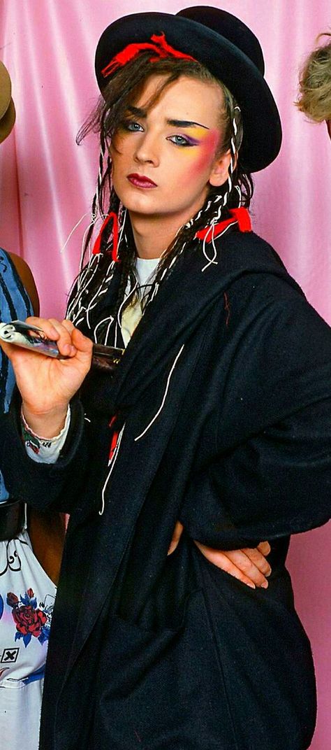 BOY GEORGE❤❤❤ VERY BEAUTIFUL SINGER OF THE 80'S!!! 80's Makeup, 80s Hairstyles, 1980s Aesthetic, 80s Party Outfits, Singer Costumes, 80s Makeup, Boys Fashion Trends, 1980s Style, The Wedding Singer