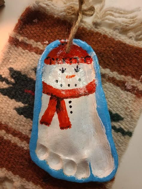 Clay Handprint Christmas Ornaments, Footprint Salt Dough, Clay Footprint Ornament, Baby Footprint Clay Christmas, Salt Dough Christmas Ornaments Footprint, Diy Christmas Keepsakes, Handprint Ceramic Plate Christmas, Painting Memories, Reindeer Footprint