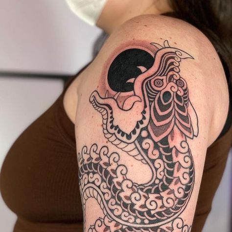 Simon Ban on Instagram: "Bakunawa, the moon-eating sea serpent from the Philippines 🌊🌑 Thank you Elenita for your trust and dedication to this piece. It’s always an honor to be trusted with the myths and legends from someone else’s heritage. It was a pleasure making this with you 👏🏼 Drawn on and tattooed over four sessions at @thorns.tattoo #bakunawa #philippines #lunar #eclipse #lunareclipse #tattoo #blackwork #seaserpent #mythicalcreatures #myth #legend #thorns #thebay #freehand #drawnon" Bakunawa Philippines, Bakunawa Tattoo, Sea Serpent Tattoo, Thorns Tattoo, Spinal Tattoo, Serpent Tattoo, Nana Osaki, Myths And Legends, Sea Serpent