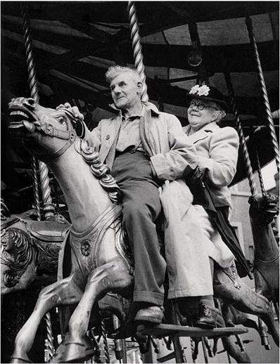 Rester jeune en toute circonstance ! #Geneanet Vieux Couples, Act Your Age, Vintage Foto's, Grow Old With Me, Robert Doisneau, Growing Old Together, Old Couples, Merry Go Round, Foto Vintage