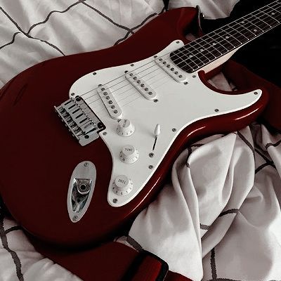 Electric Guitar Beginner, Mini Electric Guitar, Gitar Vintage, Guitar Beginner, Red Electric Guitar, Rockstar Aesthetic, Electric Guitar Design, Guitar Obsession, Cool Electric Guitars