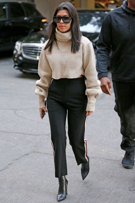 December 20, 2017 | Mom of three and reality television star Kourtney Kardashian continues to rock the coolest off-duty street style fashion looks. Estilo Kim Kardashian, Estilo Kardashian, Kourtney Kardashian Style, Robert Kardashian, Kardashian Outfit, Giovanna Battaglia, Anna Dello Russo, Kendall Jenner Outfits, Jenner Outfits