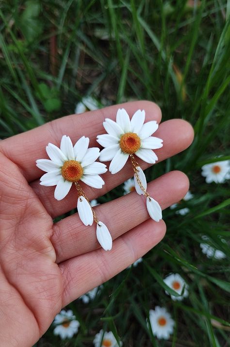 Clay Daisy Earrings, Clay Art Earrings, Polymer Clay Jewelry Ideas, Flower Earrings Diy, Clay Daisy, Clay Flower Earrings, Fimo Earrings, Fimo Jewelry, Polymer Clay Jewellery