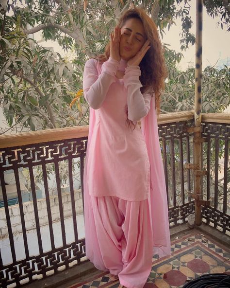 Meet this girl (minahil) tonight at 9:00 pm in drama serial BADNAAM on arydigital ❤ Patiala Dress, Baby Pink Top, Patiyala Dress, Patiala Suit Designs, Patiala Salwar Suits, Patiyala Suit, Baby Pink Color, Punjabi Outfits, Indian Designer Suits