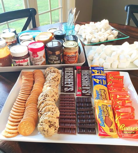 Everything You Need For The PERFECT Gourmet S'mores Party! Resep Starbuck, Smores Party, Smores Bar, Bonfire Party, S'mores Bar, S'mores, Sleepover Party, Camping Food, Fire Pits