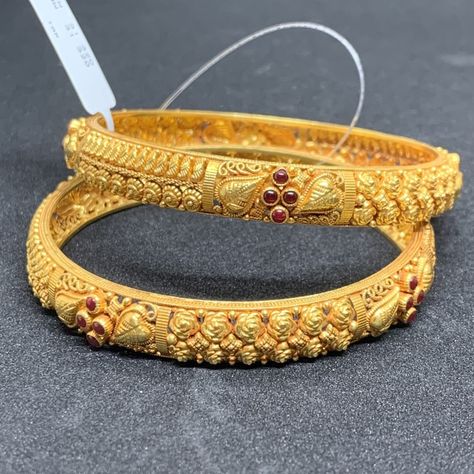 New Bangle Designs Gold, Bangel Design Gold Latest, Bangles Designs Gold Latest, Latest Bangles Design Gold, Gold Bangals Design Latest, Gold Bangles Design Latest Indian, Antique Gold Bangles Design, Bangles Jewelry Designs Gold, Latest Gold Bangles