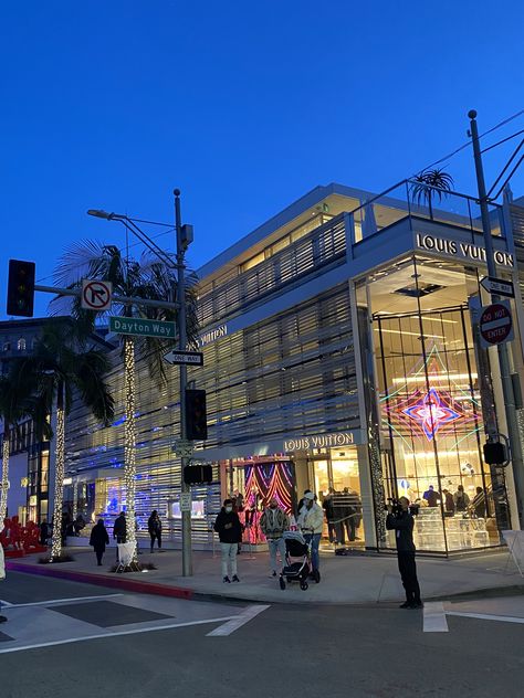 Beverly Hills Shopping, Los Angeles Wallpaper, Life In Usa, Aesthetic Evening, Beverly Hills Los Angeles, Shopping Mall Architecture, Girl Shopping, Rustic Bathroom Designs, Los Angeles Travel