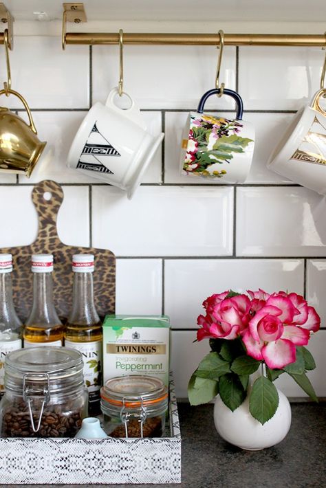 Gold paint + hooks are all you need to make this mug rack. Command Center Kitchen, Ikea Kitchen Island, Kitchen Jars, Estantes Flotantes, Uk Kitchen, Simple Kitchen, Chai Tea, Ikea Kitchen, Ikea Hacks