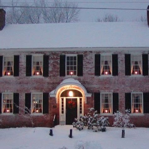 Georgian Decor, Happy Hobbies, Winter Houses, White Wash Brick, Window Candles, Childhood Dream, Christmas Scenery, Colonial Christmas, Christmas Lighting