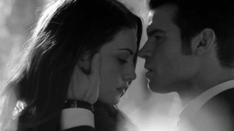 How To Kiss A Woman So She'll Beg You To NEVER Stop Reader Girl, Types Of Kisses, Perfect Kiss, Forehead Kisses, Art Of Love, Klaus Mikaelson, Love Kiss, Bella Swan, Alex Turner