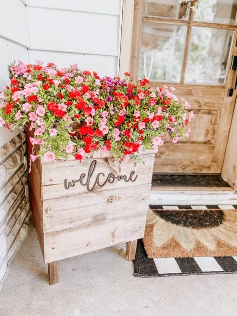 Outdoor Easy Diy Projects, Diy Front Porch Decor Ideas, Cute Front Porch Ideas Summer, Front Door Planters Wood, Farm Front Yard Landscaping, Cute Outdoor Planter Ideas, Spring Flowers For Front Porch, Landscape Ideas Around Front Porch, Diy Rustic Planters