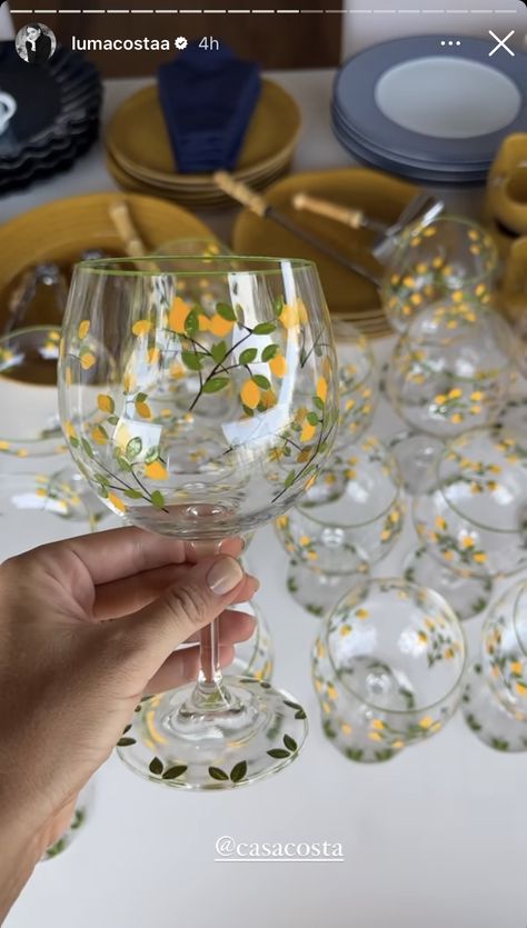 Draw On Glass Diy, Painted Wine Glass Aesthetic, Painting Stemless Wine Glasses, Summer Painted Wine Glasses, Gin Glass Painting Ideas, Painting Champagne Glasses, Painted Drinking Glasses, Spring Painted Wine Glasses, Wine Glass Painting Aesthetic