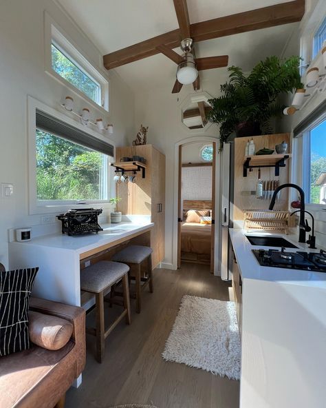 Tiny House Inside, Tiny Home Cabin, Tiny House Shed, White Kitchen Countertops, Tiny House Luxury, Tiny House Camper, Pool House Designs, Tiny Home On Wheels, Shed Home