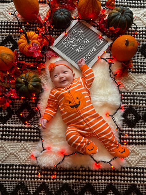 Milestone Fall Pictures, 4 Month Old Halloween Photoshoot, First Halloween Photo Ideas, October One Month Picture, 2 Month Halloween Pictures, 3 Month Halloween Pictures, Halloween 4 Month Old Pictures, One Month Old Halloween Pictures, October One Month Baby Pictures